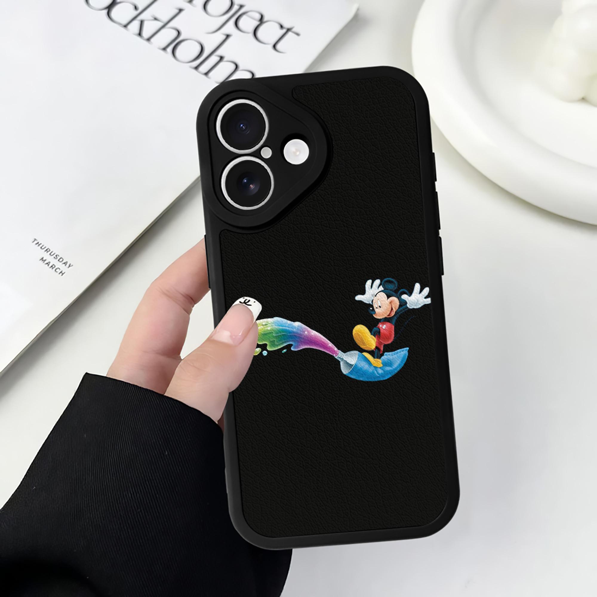 （画像用） ミッキーマウス Mickey Mouse 【iPhone 16シリーズ対応】シリコンスマホケース（レザー調） 材質：シリコン